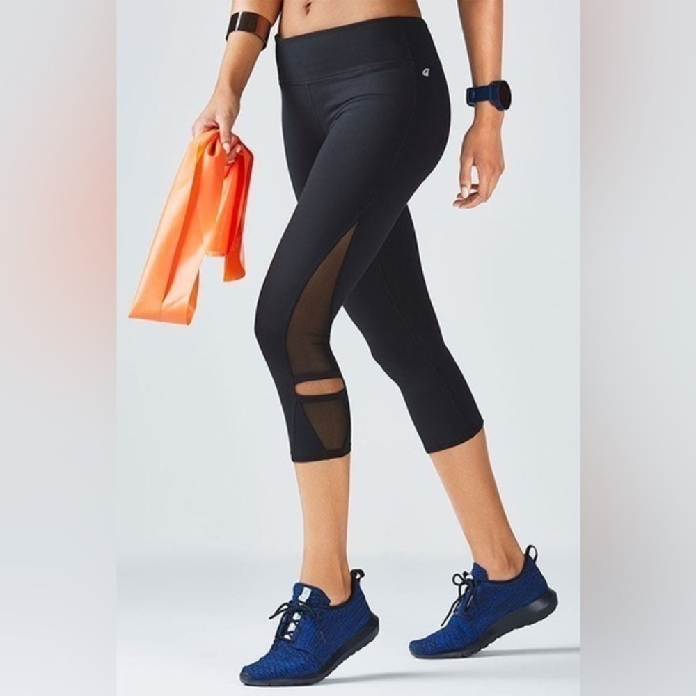 Fabletics Black Debra Capri Mesh Panel Cutout Leggings Women’s size XS 0 2